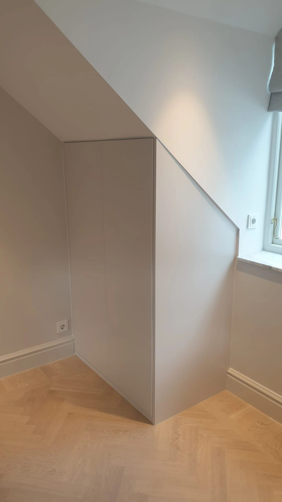 Låg undertaks garderob