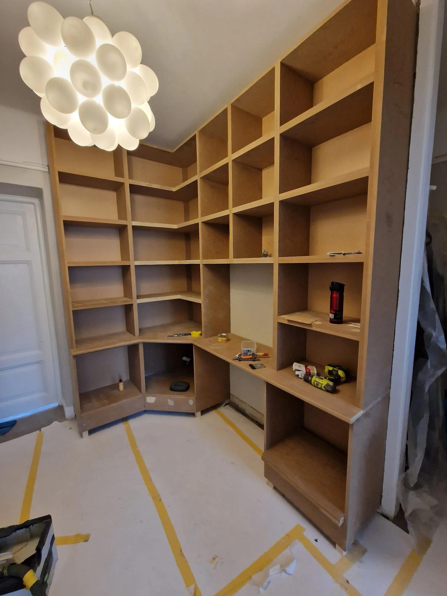 Vägg garderob & hörn bokhylla
