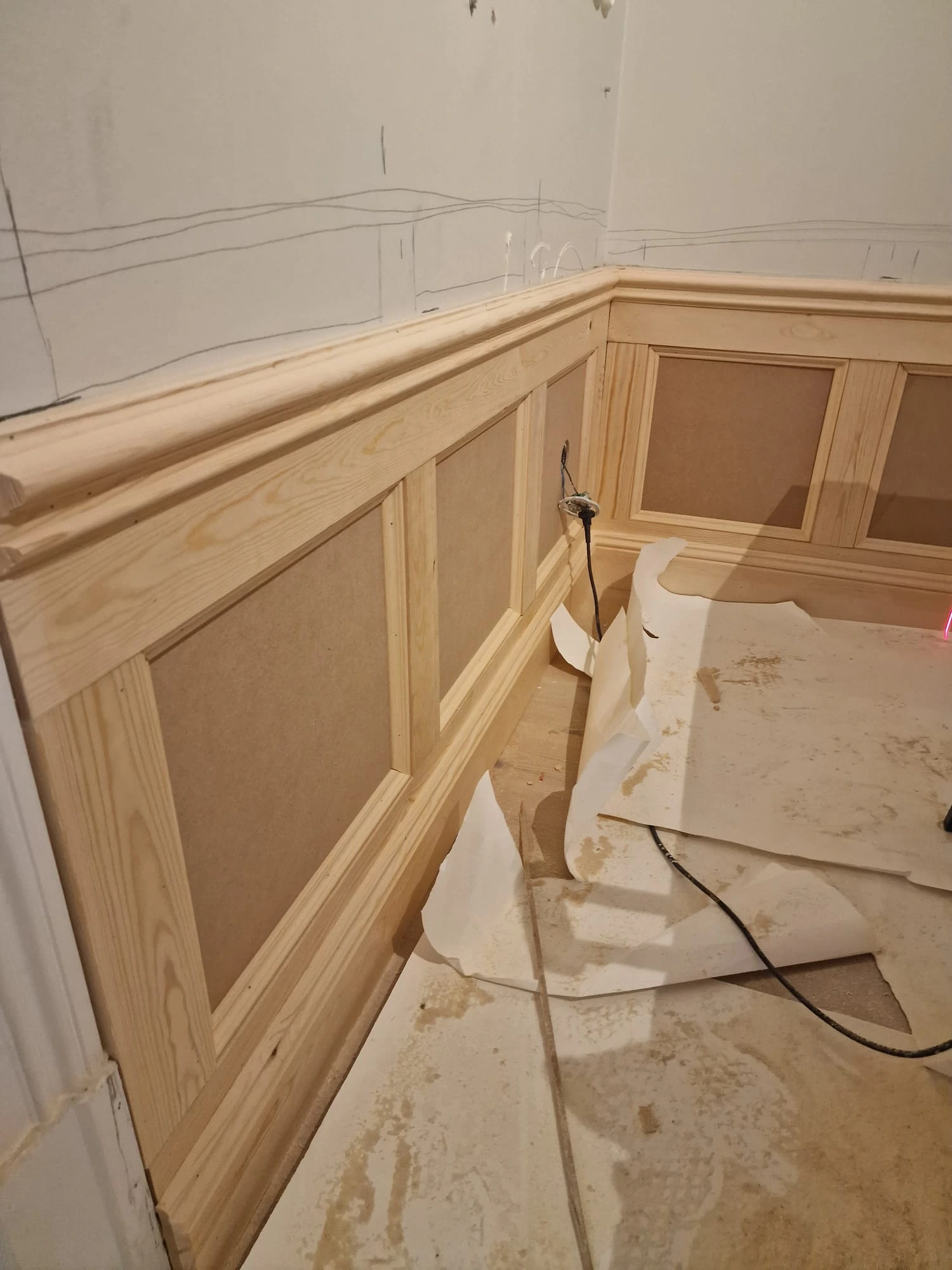Ljusgröna bröstpanel & fönsternicher