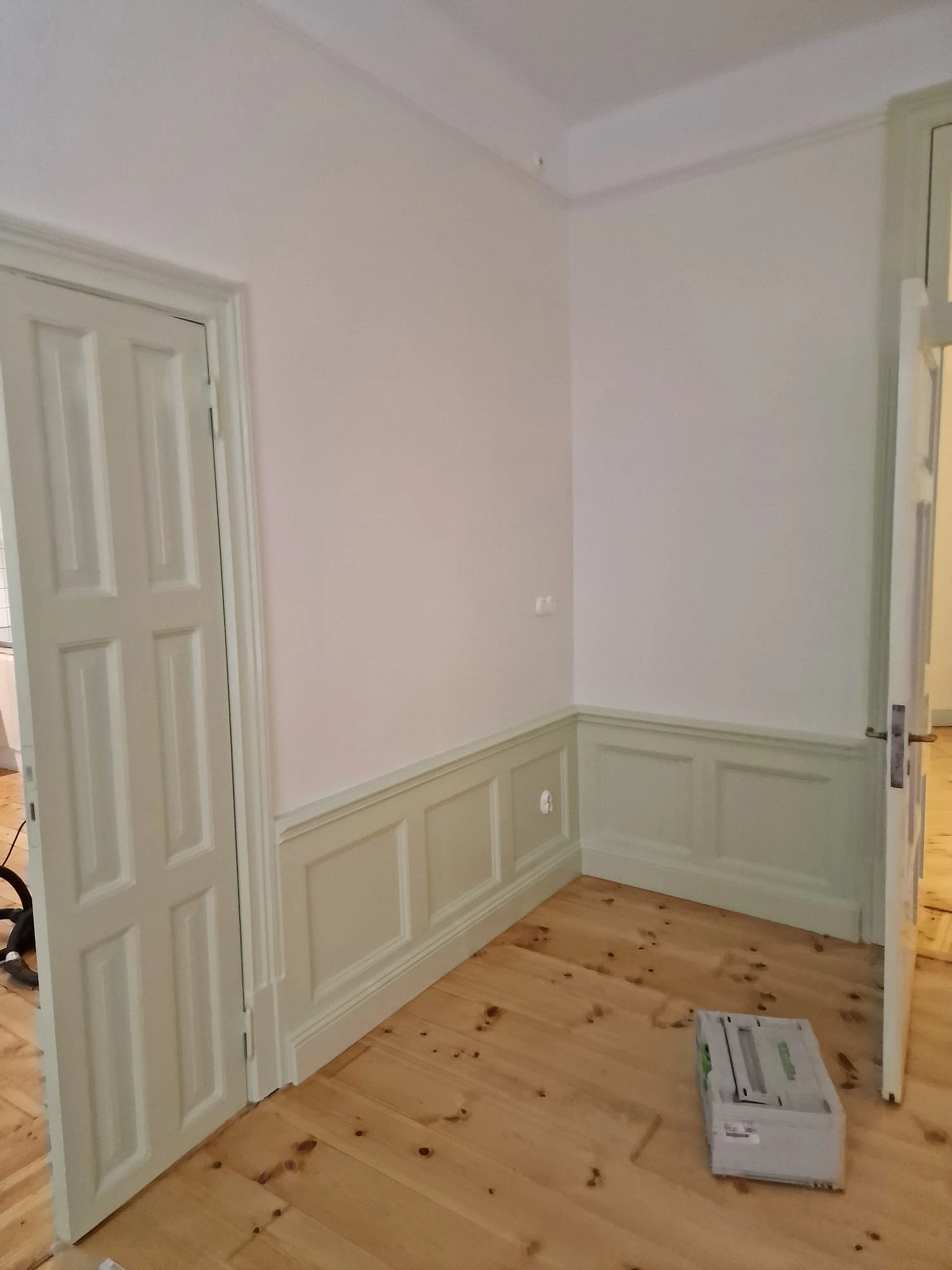 Ljusgröna bröstpanel & fönsternicher
