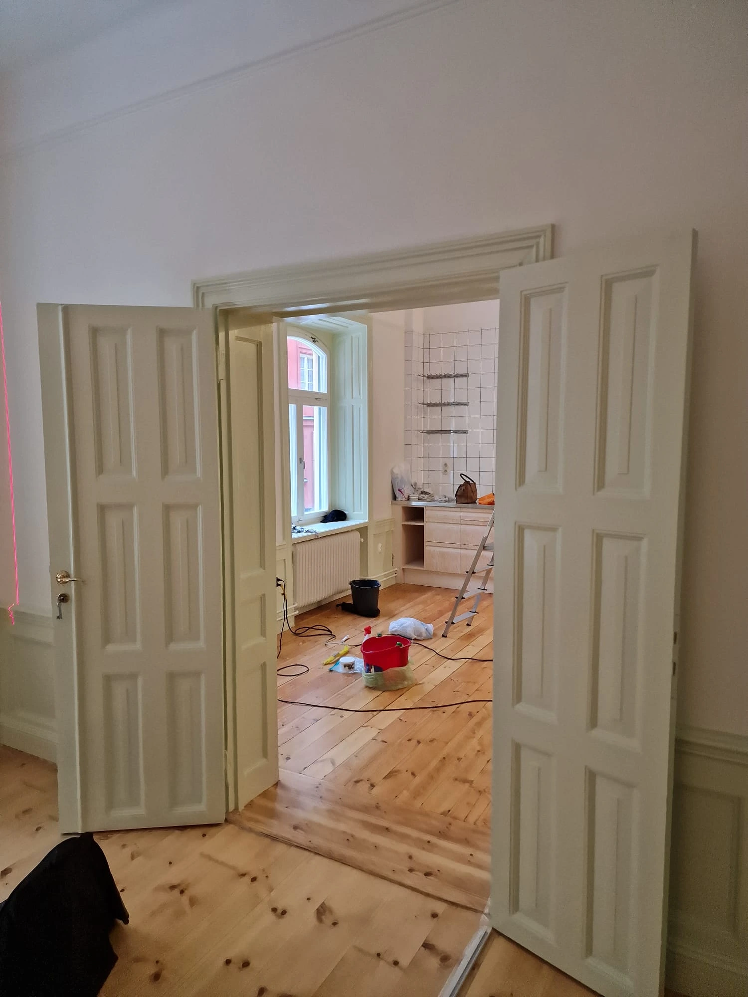 Ljusgröna bröstpanel & fönsternicher