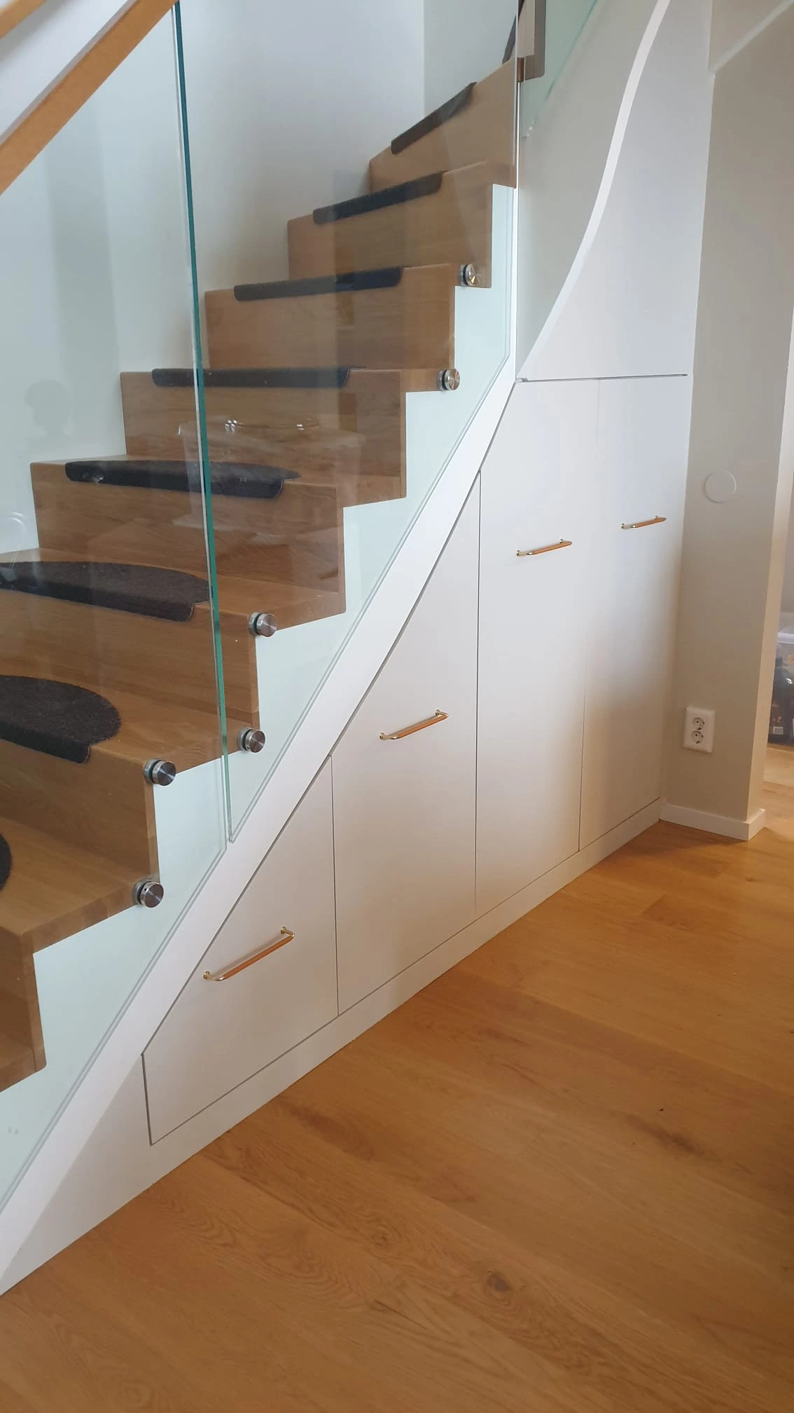 Trappa med glas vägg